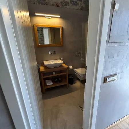 Mani Stone Apartman *
