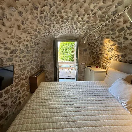 Mani Stone Apartment